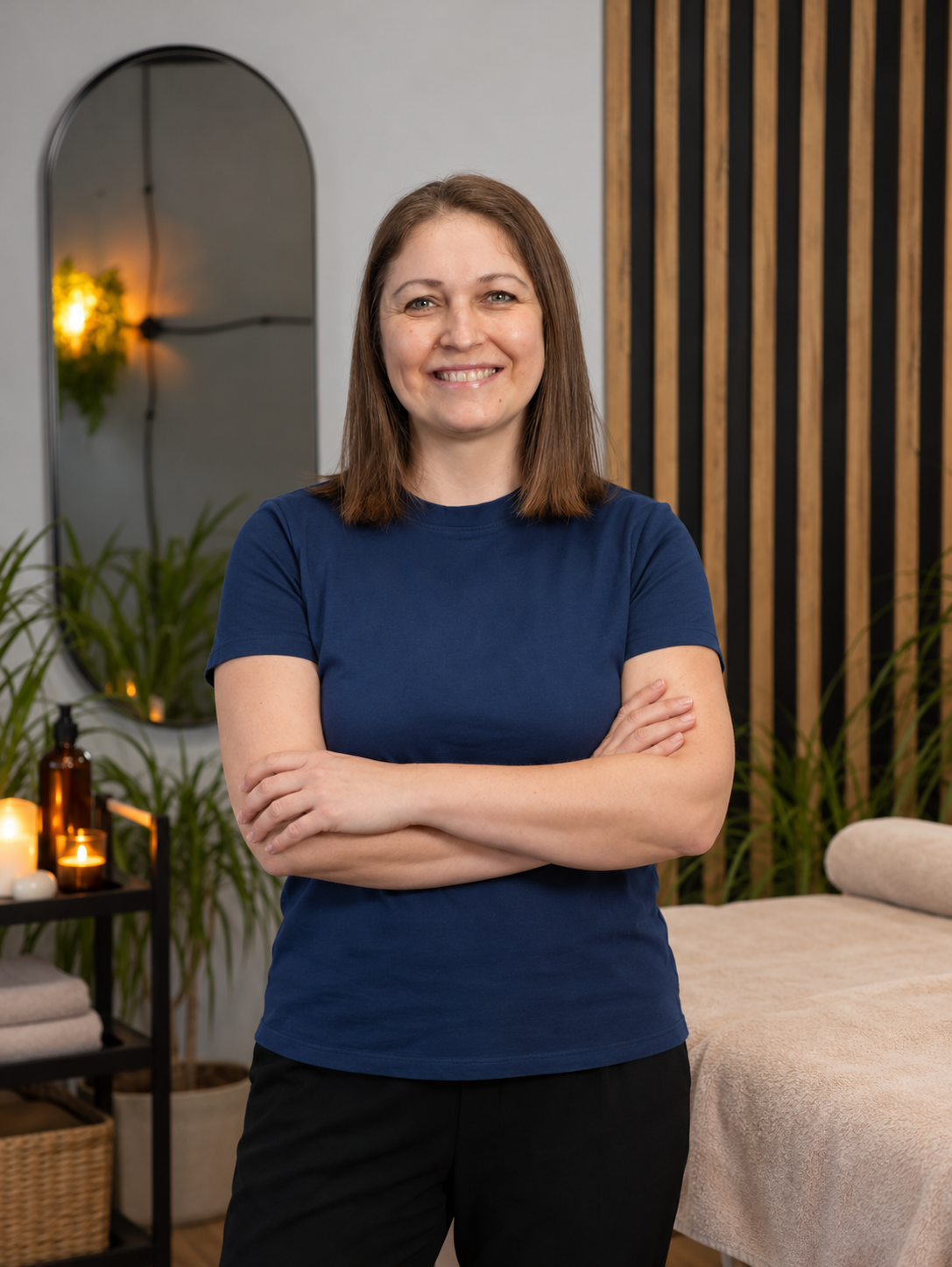 Danuta Gosz — profesjonalny portret w gabinecie, z założonymi rękami